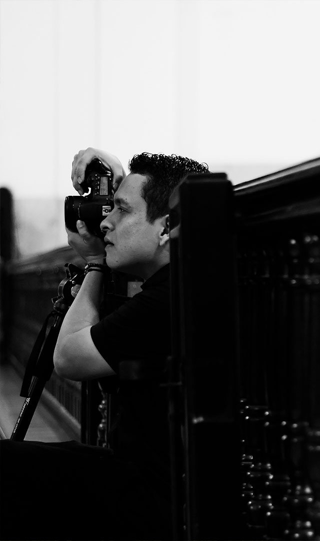 Yordin huelgos fotógrafo de 4k Multimedios, tomando una fotografia con una camara canon y un 50mm