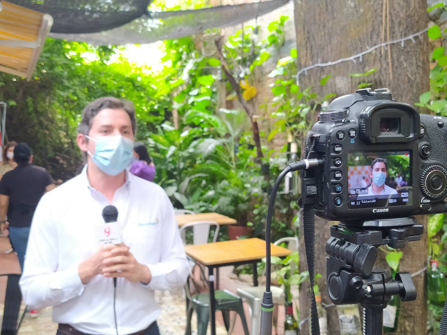 ex gerente de la electrificadora del huila dando una entrevista para la CCH, fotografía tomada por Yordin Huelgos